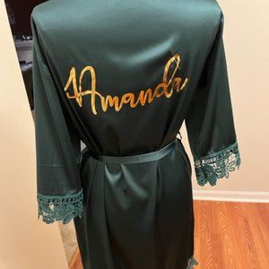 Emerald Green Bridesmaid/Bride/MOB silk robe with Gold Personalization "Amanda"
